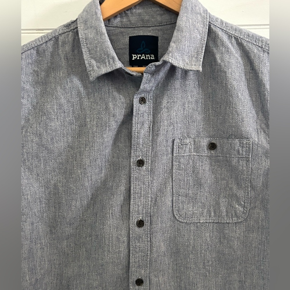 PRANA mens size small button down short sleeve shirt